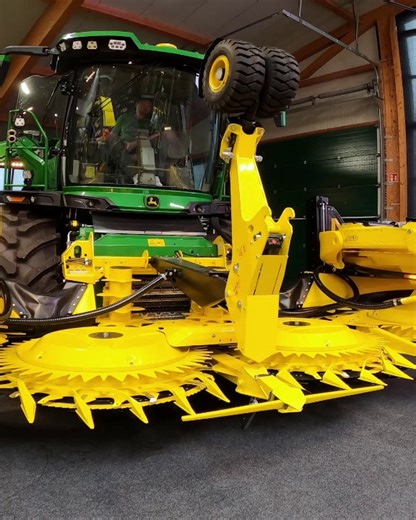 🌽 Das neue Kemper 400 pro Maisgebiss mit integriertem Fahrwerk & Schutz. Wir haben nicht nur unsere F8 & F9 Feldhäcksler neu entwickelt, sondern auch an den Vorsätzen etwas getan. Das neue 400 pro von Kemper kommt mit einem integrierten Schutz und Fahrwerk für nahtlosen Feldwechsel ohne Absteigen! Wie es klappt siehst du im Video. 😎 | John Deere