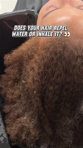 Low Porosity vs. High Porosity — aka “I’m good✋🏽” vs. “gimme all you got💦” Porosity is all about how your hair absorbs and retains moisture. Most of my clients naturally have low porosity, where water product. take a while to sink in. High porosity hair absorbs moisture super fast, but also loses it just as quick — usually from damage like bleach, heat, color. 💡Pro Tip: No matter your porosity, once the hair is properly cleansed, moisture and product will absorb way better! What’s your hair g