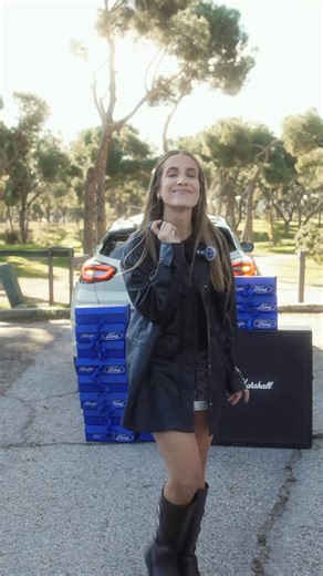 koops on Instagram: "llevaba mucho tiempo sin veros y necesitaba volver a estar con vosotros estas navidades y enseñaros un poquito de lo que se viene este 2026 💙 gracias @fordspain por habernos dejado el nuevo Ford Puma Gen E Eléctrico con el Gigabox enorme y haber hecho posible recorrernos madrid repartiendo muchísimos regalos de navidad 💙 ha sido preciosisimo poder volver a pasar tiempo así os echaba de menos y no queda nada para lo nuevoooooo publi."