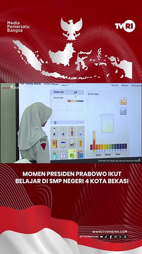Momen Presiden Prabowo Subianto mengunjungi SMP Negeri 4 Kota Bekasi pada hari ini, Senin, 17 November 2025. Kunjungan tersebut dalam rangka memimpin peluncuran perdana penggunaan Papan Interaktif Digital atau smartboard sebagai bagian dari program digitalisasi pendidikan nasional. #TVRI #TVRINasional #MediaPemersatuBangsa #AstaCita #PresidenPrabowo #KunjungandiSMPN4 #KotaBekasi | TVRI Nasional