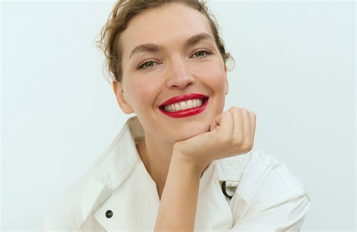 Arizona Muse devient la première Ambassadrice RSE de Clarins - Elle