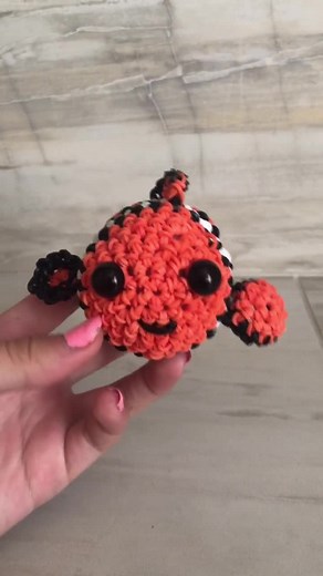 loomigurumi nemo tsum tsum! design by: @emilineofficial 🧡🐠#legendarycrafts #loomigurumi #rainbowloom @official_rainbow_loom