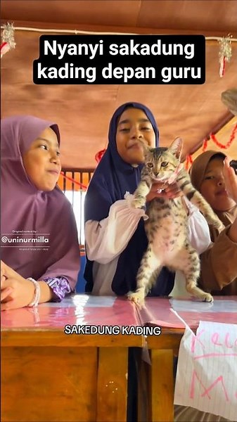Ketika siswa nyanyi lagu viral di depan guru