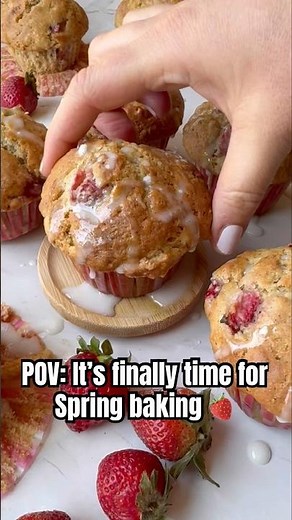 Sourdough discard strawberry muffins are a must make #easyrecipe this Spring! #muffins #sourdough