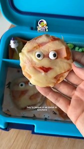 ¡Mini pizzas momia! Extra quesoooo 🧀 Una idea divertida, deliciosa y perfecta para Halloween 👶🏻🍕🎃👻 Escribe “RECETAS” y adquiere mi recetario lleno de loncheras equilibradas, fáciles y coloridas para inspirarte cada día 🎒✨ Hechas con ingredientes sencillos y listas en minutos. A los peques les encantan porque pueden ayudarnos a prepararlas 🧑🏻‍🍳💛 💡 Ideales para lonchera, fiestas o cenas temáticas 🔥 Comenta “RECETAS” y consigue mi recetario de loncheras que sí se comen solitas 😍🍱 #re