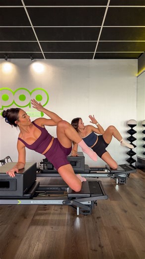 ELENA COLLINS • Pilates• Physio • on Instagram: "We’re BACK baybeeeeee 😎🔥 …👇🏼 Say byeee 👋🏼 bottom bot bot with this bad boy 😎👌🏼 💚 1 x 1/4 spring (or none if you’re feeling ballistic or throw on a blue to keep some stamina with ☝🏼’er reps in a class 😂👌🏼) 🙌🏼 side plank 🙌🏼 + hydrant 🙌🏼 + leg extension 🙌🏼 + leg extension-zzzzz 🙌🏼 + oblique crunch to elbow 🙌🏼 + side bend & dip Enjoy 😎🔥 Ft. Big dog @laurenmseldon on the tools with me 🥳 #reformerflow #reformerpilatesinstruc