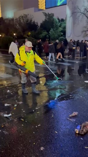 Después de recibir el 2026 por el Strip manos a la obra… Operativo de limpieza en acción con una flota de 15 barredoras para dejar las calles impecables. En solo horas, recogieron entre 10 y 12 toneladas de basura. Un trabajo eficiente y silencioso que hace posible que la ciudad despierte limpia después de la gran celebración entre limpieza Clark County Public Works y @nevadadot 🎉👏 🎥: Clark County, Nevada | Entérate Vegas