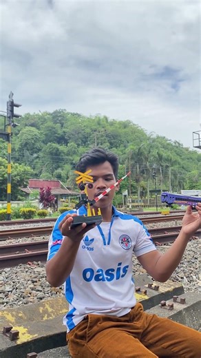 Di kira Kereta api asli melintas ternyata kereta api mainan yang melintas pak pos jaga kena prank