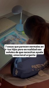 1. Estallidos por cualquier cosa Si viven a punto de explotar, no es solo “mal humor”. Es carga emocional que no saben gestionar. 2. Aislamiento Cuando prefieren encerrarse o evitar contacto incluso con su familia, no es simple “independencia”. Es un pedido silencioso de ayuda. 3. Cambios fuertes en sueño o comida Dormir demasiado, dormir poco, dejar de comer o comer sin control: el cuerpo habla cuando las emociones están desbordadas. 4. Caída repentina en el colegio Si antes funcionaban bien y 