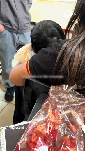Adolescente lleva a su bebé a la prepa y la reacción de todos lo dice todo