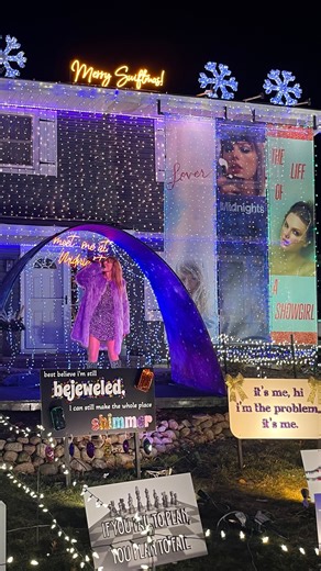 🎄 ✨ Merry Swiftmas! A Naperville family’s wildly popular “Swiftmas House,” a Taylor Swift–themed holiday display that has drawn crowds since 2023, is lighting up for its final year because of the time required to create its elaborate decorations. Learn more about the home from a true fan here: https://bit.ly/4iz0N84 | Homes.com