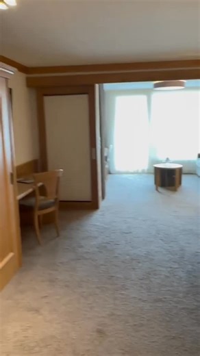 ✨ Unsere Suite Flair ✨ Gemütlich, stilvoll und mit ganz viel Raum zum Wohlfühlen. 💚 🏡 Highlights auf einen Blick: • ca. 42 m² für 3–4 Personen • Getrenntes Wohn- & Schlafzimmer • Großer Balkon mit herrlichem Ausblick • Bad mit Dusche & separatem WC • Sitzecke und gemütliches Sofa zum Entspannen • Wellnesstasche mit Bademantel für deinen Spa-Besuch Hier wird Tiroler Gemütlichkeit spürbar – perfekt für den nächsten Familienurlaub. 🌿 #tyrolerhof #tyrolerhofsölden #soelden #sölden #tirol #hotelin