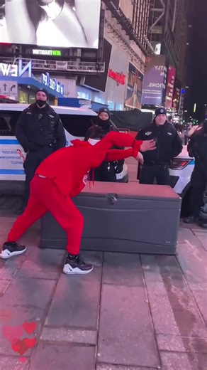 I tried twisting handcuffs open in front of a cop — his reaction said it all #HandcuffChallenge #CopReaction #StreetChallenge #WatchTillTheEnd #NoMagic