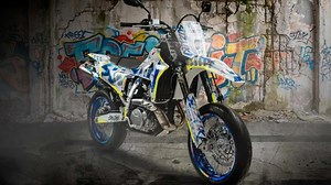 Suzuki Please Bring This Unbelievably Cool DR-Z Livery to Us Amid Sales Decline