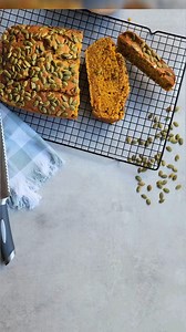 Kitchen life hacks! 🍞 check out this nifty trick for storing your loaves and cakes – using the lid of your container as a base! Makes serving, a piece of cake (literally 😉) 🍰 | Décor Australia