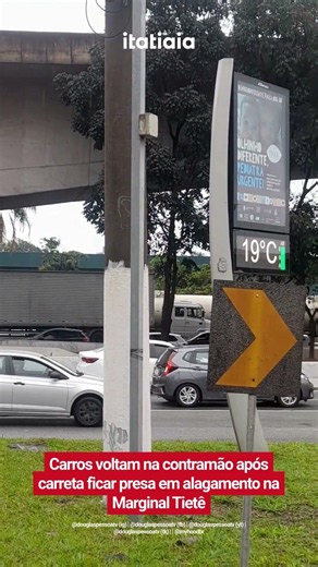 CARROS VOLTAM NA CONTRAMÃO APÓS CARRETA FICAR PRESA EM ALAGAMENTO NA MARGINAL TIETÊ