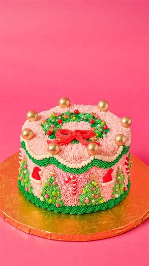 Sometimes you have to scrape down the entire cake a start again ✨🎄 While creating our Very Merry workshop I got 80% complete and decided I didn’t like the look of the wreaths and scraped the entire cake and started again - and SO GLAD I did because those little Santa hats are adorable 🎅 | Bon Vivant Cakes