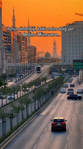 Enes Ceylan on Instagram: "Hasretin Diğer Adı Medine'dir... Güneş her gün başka bir yere doğar ama sadece Medine’de bu kadar huzurla batar. Turuncu bir rüya, bitmeyen bir sevda... Gül Şehir, Ruhun dinlendiği, kalbin nefes aldığı yer... ​#medine #mescidinebevi #nurumuhammed #enesceylan #hayırlıcumalar #islamivideo #günbatımı #huzur #hzmuhammed #madinah"