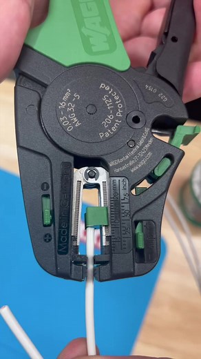 1M views · 15K reactions | Soldering a wire splice #electricalwork | EFIXX | Facebook