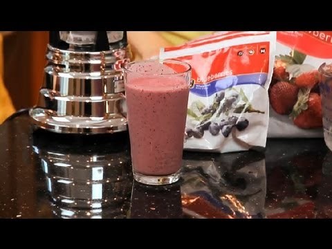 How to Make a Gourmet Berry Smoothie at Home : Making Smoothies