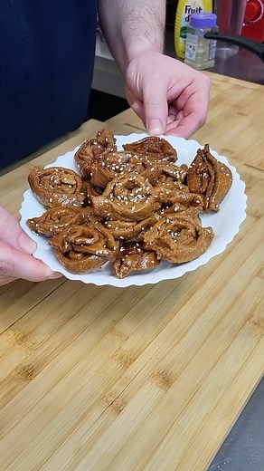 Une recette traditionnelle Marocaine simple et délicieuse : le Chebakia ! Voici une méthode simple et détaillée pour réaliser ces gourmandises croustillantes, enrobées de miel parfumé à la fleur d’oranger, parfaite pour accompagner un bon thé à la menthe ! #chebakia #faitmaison #recettesimple #recettesfacile #recetterapide #food #ramadan2025 #patisseriekiltac #pourtoi #fyp | Pâtisserie Kiltac