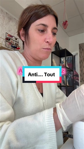 Mise en scène : « Anti tout », elle repart énervée sans ongles !