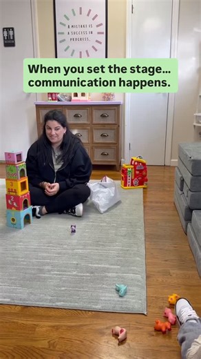 Communication doesn’t start with words — it starts with intention, anticipation, and connection. Inside a real Lilypad Speech session, here’s what you’re seeing: ✨ Communicative temptations I set up moments that spark your child to want to communicate — reaching, looking, pausing, problem solving. These building blocks come before talking. ✨ Verbal routines Think predictable, playful patterns your toddler starts to fill in — long before they can consistently use words. These routines support spe