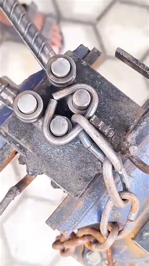 Manual metal bending tool forming steel rods into interlocking chain links