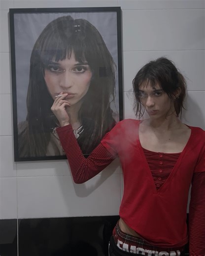 Fádia | Mugshot quando fui presa emoldurado na minha casa de banho. | Instagram