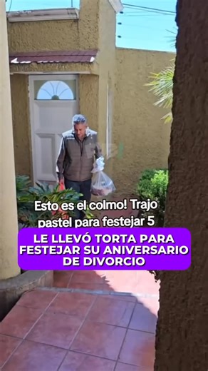 pue! on Instagram: "LE LLEVÓ TORTA PARA FESTEJAR SU ANIVERSARIO DE DIVORCIO😱😅 🎂Una mujer se volvió viral tras compartir el momento en que su exesposo llegó a su casa con una torta para celebrar el quinto aniversario de su divorcio. El gesto, cargado de humor y afecto, sorprendió a los usuarios en redes sociales."
