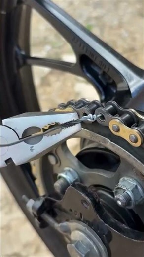 an easy way to connect chains using wire #tricks #chain #wire #popular #viralshorts #shorts