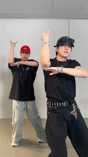 SCOOL on Instagram: "​ 〈Action〉Attention Ver. By 鄭元昕 @zzzxin702 、 周孟潾 @mol.0704 ​ #AFTERSCOOL #男團選秀 #SCOOL #Cerememory #Action #鄭元昕 #周孟潾"