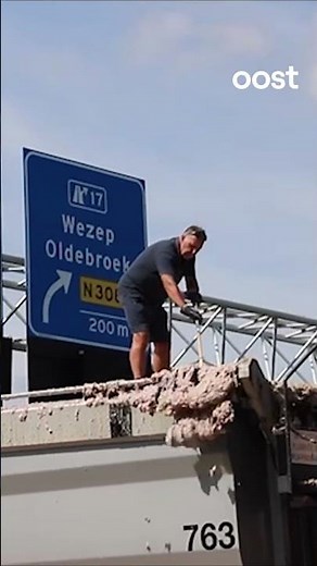 Geen prettig klusje op A28: vrachtwagen verliest slachtafval verliest #rtvoost