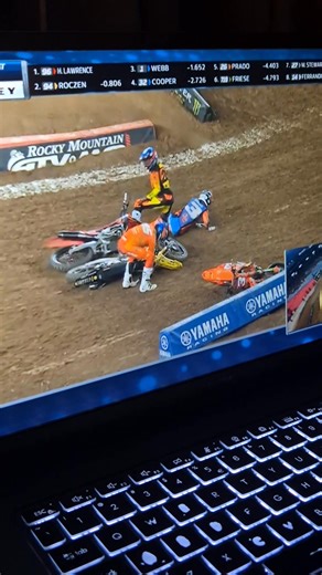 CRAIG CRASHES IN TURN ONE — TOMAC COLLECTED 🏁 Christian Craig goes down in the first corner and Eli Tomac gets caught in it. Wrong place, wrong time. That’s Supercross. #mmflive #elitomac #glendalesupercross | MxMessiah