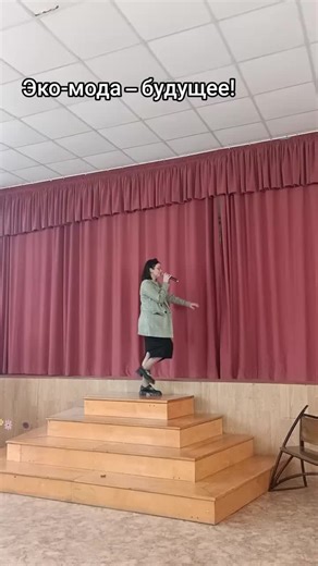 Выпускное платье из газет и мешком для мусора, дёшево и сердито! тг: https://t.me/NOvosVed #мода #экология #экомода #тг