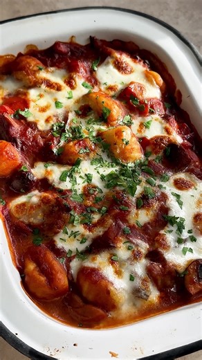 Baked gnocchi cacciatore. All the hearty flavours of the classic Italian dish, known as Hunter’s Stew, made in less than half the time with delicious pillows of gnocchi soaking up the rich sauce. Serves 4 2 tbsp olive oil 300g chicken thigh fillets, diced into bite size pieces 1 tsp dried oregano 250g mushrooms, halved or quartered 1 red onion, diced 1 red pepper, diced 4 garlic cloves, finely minced 1 tbsp tomato paste 125ml red wine 2 large rosemary sprigs 1 bay leaf 400g passata 500g gnocchi 