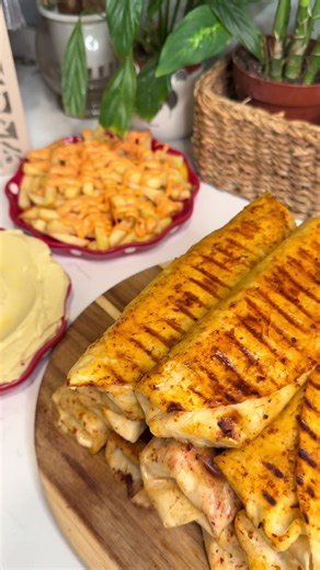 صاج شاورما دجاج… منغنغ ومتحمّر وطعمه يجنن! 🤤🔥 👌 📝 المكونات: 🍗 الدجاج: ▫️ صدر دجاج مقطع شرائح 🌶 التتبيلة: ▫️ لبن ▫️ بهارات شاورما دجاج ▫️ ثوم باودر ▫️ بصل باودر ▫️ برش قشر ليمون ▫️ عصير ليمون ▫️ ملح ✨ جميع البهارات المستخدمة من @subhialwan النتيجة: دجاج طري، نكهة قوية، وتحمير يفتح النفس! جربوها واعتمدوها… راح تعجبكم أكيد 😍 #صاج #وصفاتي #explorepage✨ #إكسبلور