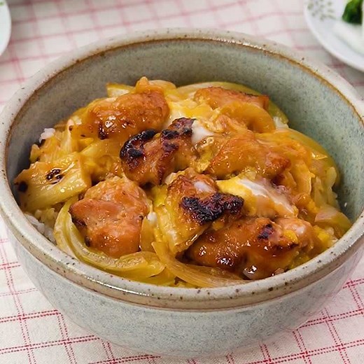 簡単アレンジ♪ 焼き鳥親子丼のレシピ動画・作り方 | デリッシュキッチン