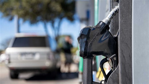 National gas price average falls below $3 a gallon for first time since May 2021