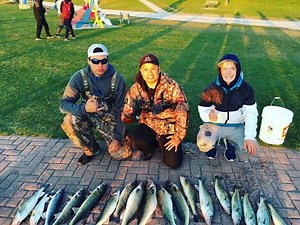 HOW TO Vertical Jig for SHORE Walleye JIGGING TUTORIAL ( BEST Tips, Tricks and Techniques)