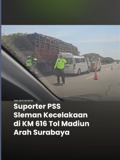 Kecelakaan yang melibatkan minibus dengan sebuah truk dilaporkan terjadi di KM 616 Tol Madiun arah Surabaya, Minggu (18/10/2026). Minibus tersebut dilaporkan mengangkut suporter PSS Sleman. Mifta pendengar Radio Suara Surabaya, membagikan informasi mengenai kecelakaan tersebut pada Minggu siang. “Ada kecelakaan di KM 616,” ujar Mifta. Dalam video yang dibagikan oleh Mifta, tampak sebuah minibus ringsek di bagian depan. Minibus tersebut diduga menabrak sebuah truk mengangkut kayu. Agus Bakri, pen