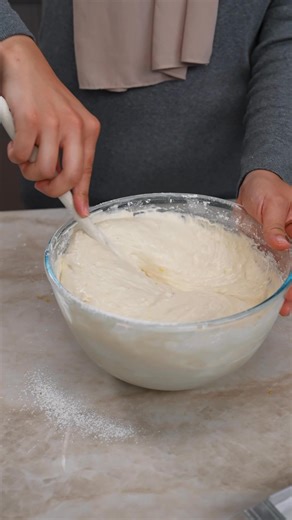 Det finns få saker som slår en riktigt saftig citronkaka 🍋😍 Mjuk och saftig kaka med frisk citronsmak och ett lager glasyr som gör en extra glad för varje tugga man tar! 😄 Receptet hittar du här ❤️ https://mykitchenstories.se/saftig-citronkaka-med-glasyr/ #citronkaka #glasyr #saftigkaka #fika #hembakat #camillahamid | My Kitchen Stories