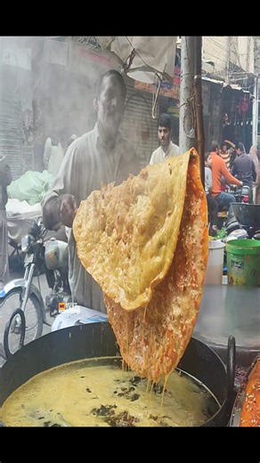 Lahori Katlama, Data Darbar Lahore | Deep Fried Desi Pizza | Katlama Recipe | Lahore Street Food | Rashida Hussain