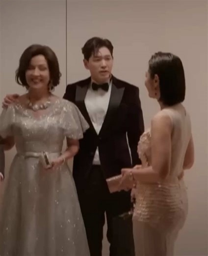 𝗦 𝗛 𝗘 𝗥 𝗢 Code discovers a confidential folder named RC in Yinxi’s laptop; Yinchen suspects it is related to the mysterious man R. Xinya recalls that Ruixiang has met Yinxi in Australia. Code unlocks the RC folder and uncovers criminal evidence of Guowei Medical Group. Ah-biao kills Dai Guowei, but sets up his death as a suicide. Using a test email, Yinchen confirms that Ruixiang is indeed R... Code骇入尹夕电脑发现RC机密文件，尹晨怀疑和神秘人R有关。馨雅指出锐翔在澳大利亚见过尹夕。Code解锁RC文件。。。 #SHERO #mediacorp #mediacorpchannel8