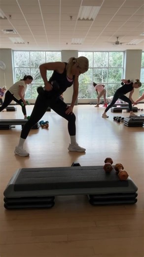 Anna Kooiman | National TV Host & Millennial Mom Fitness Trainer on Instagram: "💦 2026 LIVE class - 55 Minute Workout for Moms 📌 save & try Here’s a sample of my live classes and what’s inside the @strongsexymammas app for busy moms. App classes are between 4 minutes and 30 minutes. Live classes are typically longer. 💪 Feel powerful and confident with the @strongsexymammas app! TIME: 55 Minute Format: 🍑 10 Minutes Mamma Core Method: Abs, Butt, Pelvic Floor, & Posture 🌶️ 10 Minute Cardio Str