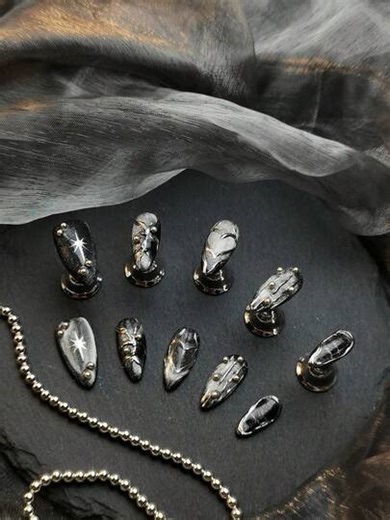 10 Stück handgemachtes komplettes Nagel-Set, mit mandelförmigen schwarz-weißen Katzenauge-Nägeln, Punk-Rock-Heißmetall-Textur 3D-Dekorations-Frühlings- und Sommer-Nagel-Set, geeignet für Mädchen zum täglichen Tragen und für Versammlungen, thematische Partys und andere Veranstaltungen. Inklusive 1 Mini-Nagelfeile und 1 doppelseitiges Klebe-Etikett. Aufklebe-Nägel, Nagel-Zubehör, Nägel | SHEIN