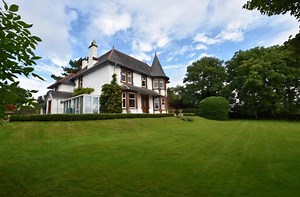 REDUCED GUIDE PRICE - £88,000 BELOW HOME REPORT VALUATION The Old Manse, Erray Road, Tobermory, Isle of Mull, PA75 6PS The Old Manse forms an impressive, superior detached period property, occupying a prime elevated position in the heart of the popular town of Tobermory on the beautiful Scottish west-coast island of Mull. A former manse, the property is late-Victorian and commands outstanding views towards Tobermory Bay, The Sound of Mull and Morvern Peninsula. This exceptional and unique proper