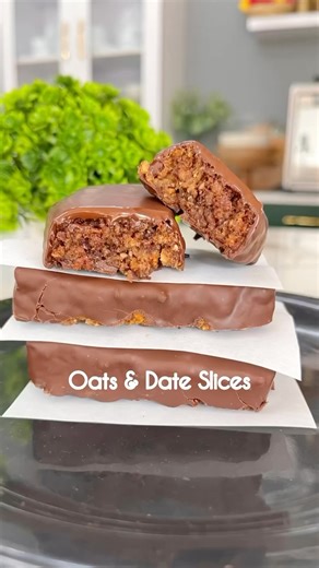 🔉Oats & Date Slices (SugarFREE GlutenFREE) 🌿 Recipe 🌿 130gm de-seeded dates 🌿 220gm Hot water 🌿 1/2 1/4 tsp Baking Soda 🌿 90gm Oats 🌿 1 tbsp Chia Seeds 🌿 1 tbsp Mixed seed Powder(Grind flax, pumpkin and sunflower seeds) 🌿 1/2 tsp Vanilla Essence For chocolate coating 🌿 100gm Amul SugarFREE Chocolate or >55% Dark chocolate 🌿 1 tbsp Neutral oil Bake for 30-40 minutes at 180 degree or until turns golden brown in colour from top. #oatsdatesbites #sugarfreetreat #snackdessert #easybake #gl