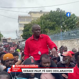 Flash! Men kòman Moise Jean Charles debake nan lari Port - Au - Prince ak plizyè militan Pitit Desalin. Moise sèmante lap pran ZAM depi yo pran peyi a nan menm l ankò paske daprè li se li ki te prezidan nan eleksyon 2015 lan. Li denonse denonse gen 2 milat ki nan tèt peyi a. | Tripotay Lakay