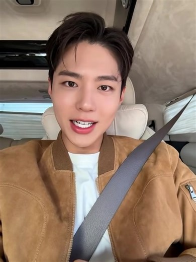 I'm really heartbroken (e) all fake love in this generation do I really deserve good relationship that we let to marrying I'm not getting younger how do I find true love that can lend to marriage cry because I feel hurt in my heart that the people I have plans with disappointed me at last ...l need to get married to be sincere im getting old (@ I need a woman who we love me and create a beautiful family with me together, and im sorry to all my fans for seeing me crying I just can't hide my pains